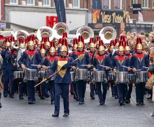 Harlingen viert 100 jaar Hosanna met straatparade en taptoe