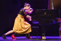 Koffieconcerten Harlingen met virtuoos en kleurrijk pianoduo Beth & Flo