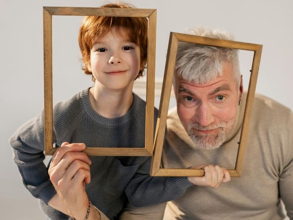 Leerlingen groep 8 brengen jong en oud samen met vrolijke voorstelling in Almenum