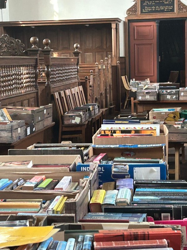 Najaarsboekenmarkt in de Andreaskerk van Wijnaldum