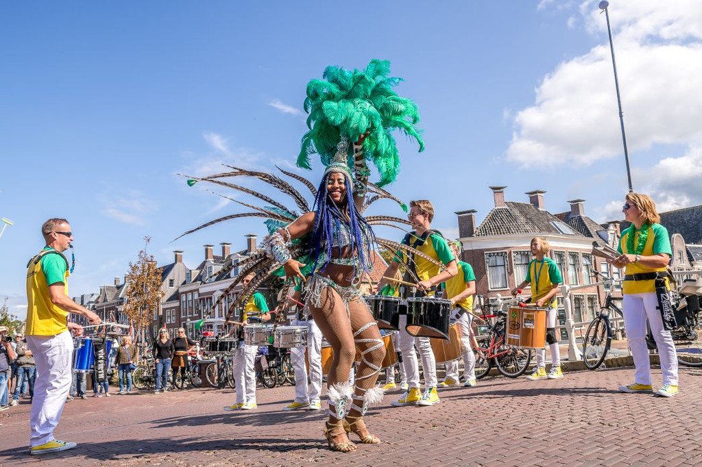 Tropische ritmes tijdens achtste Sambafestival in Harlingen
