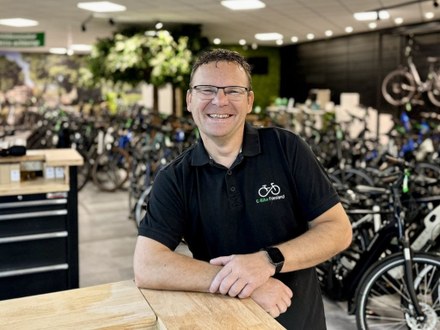 “We moesten zelfs extra ruimte vrijmaken”: E-Bike Friesland heeft grootste occasionvoorraad tot nu toe