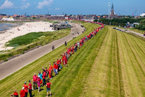 Hand in hand voor klimaatactie bij Harlinger strand