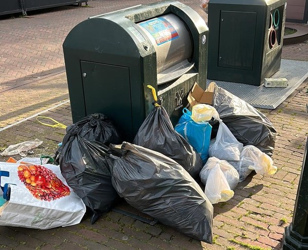 Afval naast ondergrondse containers voorkomen