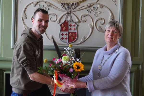 Anne Wind vindt eerste kievitsei gemeente Harlingen