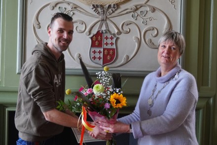 Anne Wind vindt eerste kievitsei gemeente Harlingen