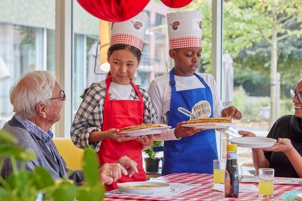 Basisschool IKC het Noorderlicht in gemeente Harlingen bakt pannenkoeken voor ouderen