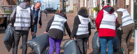 Bewoners van de noodopvang in Harlingen zetten zich in voor een schone stad