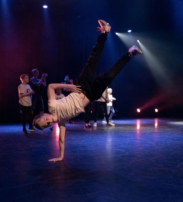 Breakdance in het Vierkant met Vereniging V en K Stenenman!