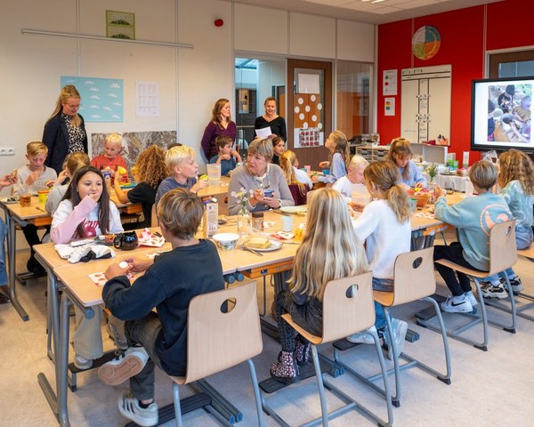 Burgemeester Sjerps ontbijt met leerlingen IKC ’t Wad