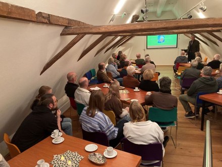 Buurtbewoners beleven boeiende avond rond 250 jaar Grote Kerk in museum het Hannemahuis