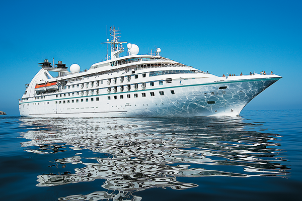 Cruiseschip Star Legend brengt haar maiden call aan Harlingen