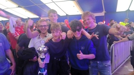 De Tobbe wint eerste prijs in zesriems-klasse Harlingen - Terschelling roeirace