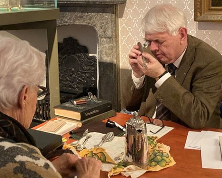 Wachtrijen en museale vondsten bij zilverkeuring