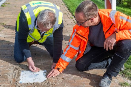 Eerste Harlinger Aardewerk tegel geplaatst als onderdeel van de Educatieve Looproute