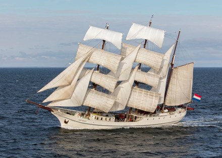 Eeuweling Artemis viert jubileum tijdens Tall Ships Races Harlingen