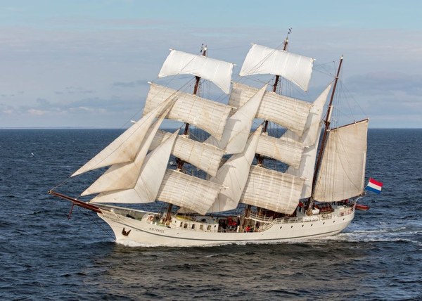 Eeuweling Artemis viert jubileum tijdens Tall Ships Races Harlingen