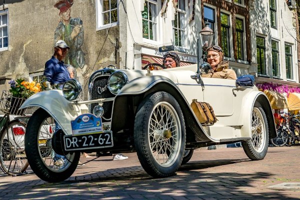 Elfsteden Oldtimer Rally doorkruist Harlingen