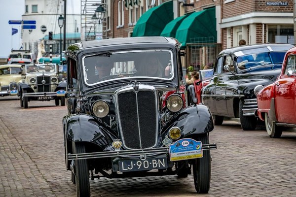 Elfsteden Oldtimer Rally zorgt voor schitterende doorkomst in Harlingen