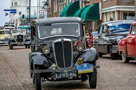 Elfsteden Oldtimer Rally zorgt voor schitterende doorkomst in Harlingen
