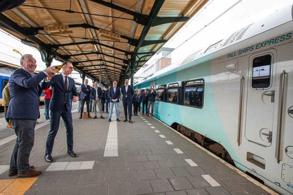 Feestelijke onthulling Tall Ships Express trein