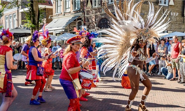 Feestelijke wandeling Soos Harlingen tijdens Visserijdagen