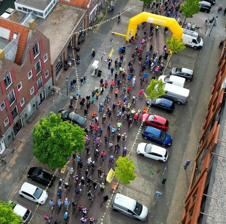 Fietselfstedentocht 2024: Harlingen verwelkomt 15.000 fietsers op Pinkstermaandag