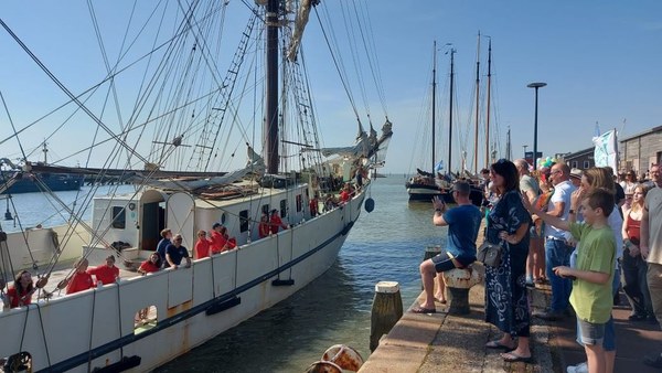 Friese Tall Ship Artemis na oceaanoversteek terug in Harlingen