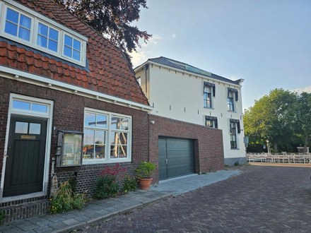 Garage  bij voormalig huis Piet Paulusma mag blijven staan
