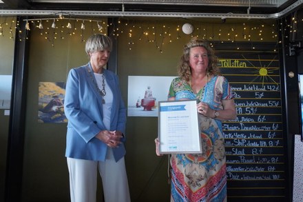 Gemeentelijke draagspeld voor Stella van Gent