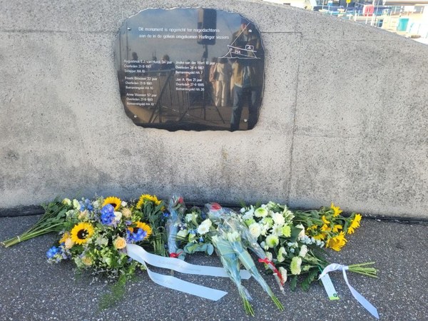 Harlingen herdenkt omgekomen vissers bij gedenksteen