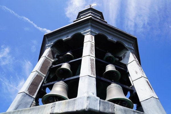 Harlingen laat van zich horen: vernieuwde carillonliedjes en werkmansklok op oude tijden