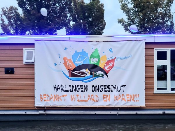 Harlingen Ongeschut 2025: een avond vol skitterende bootjes, muziek en gezelligheid
