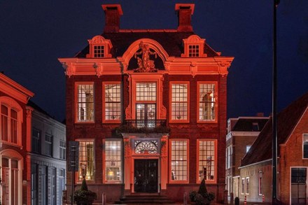 Het stadhuis en station van Harlingen kleuren oranje