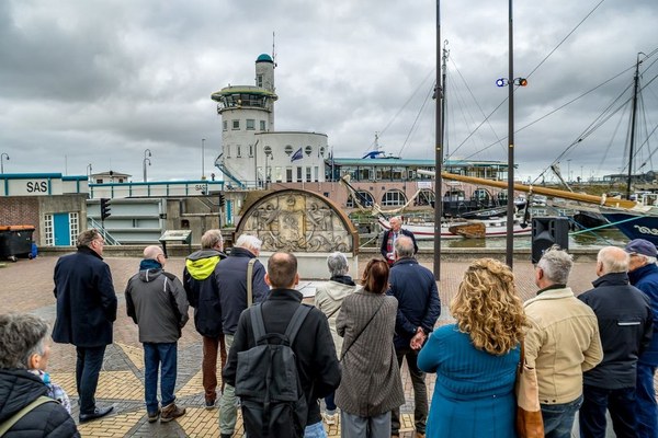 Historisch fronton van de Friese Admiraliteit terug op het Havenplein