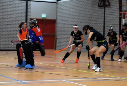 HMHC Dames 1 start verdedigend aan de zaalcompetitie