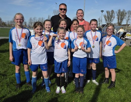 IKC Het Baken grote winnaar schoolvoetbaltoernooi bij fc Harlingen