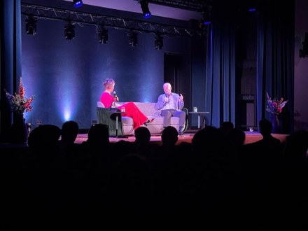 Indringende opening ‘Gezicht achter de Steen’ en bijzondere ontmoeting met Frits Barend raken Harlingen diep