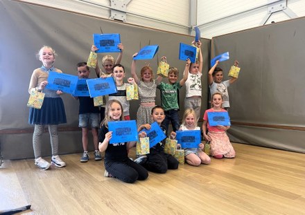 Jonge dansers en muzikanten Hosanna behalen diploma