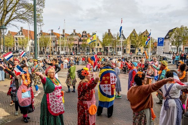 Koningsdag in Harlingen: een dag vol traditie, muziek en gezelligheid