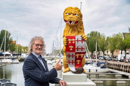 Leeuwen van de Leeuwenbrug weer in oude glorie hersteld