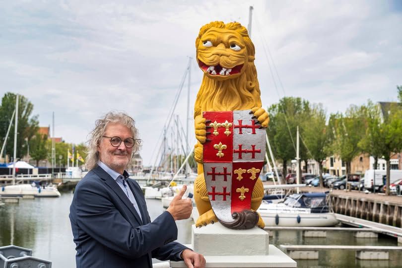 Leeuwen van de Leeuwenbrug weer in oude glorie hersteld