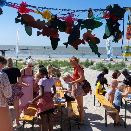 Leuk, creatief en kleurrijk spektakel op Harlinger strand (video)