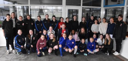 Meisjesvoetbal in de Schijnwerpers: Een Avond met FC Groningen trainster Henderika Kingma