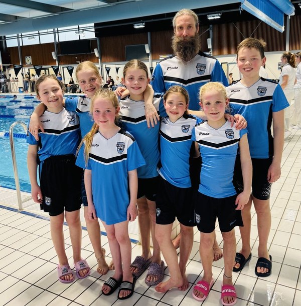 Minioren Vikings zwommen in Leeuwarden