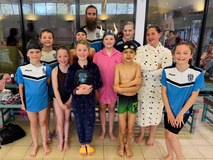 Minioren Vikings zwemmen wedstrijd O12 in Burgum