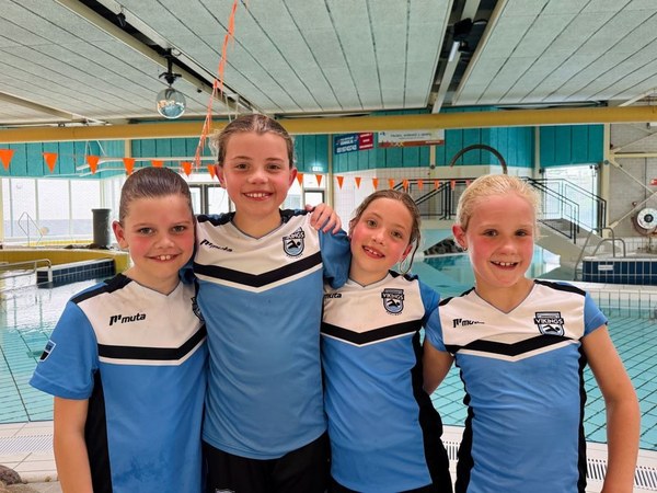 Minioren Vikings zwemmen wedstrijd O12 in Dokkum