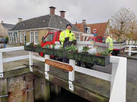 Nieuwe kerst-beplanting voor de Zoutsloot en bij het Vierkant