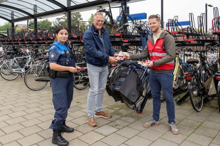 NS, ProRail en gemeente Harlingen delen fietslampjes uit op station Harlingen