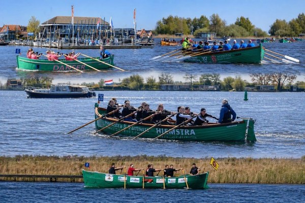 Okke Hel trotseert Grou: spierpijn, sluisdrama’s en sterke finishes tijdens jubileumrace